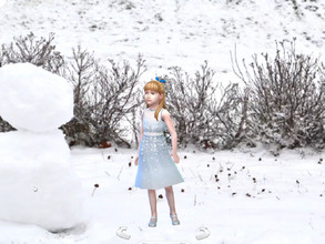 Sims 4 — The one with the snowman by Molp — With the first snow I went outside, took a few new pictures and turned them